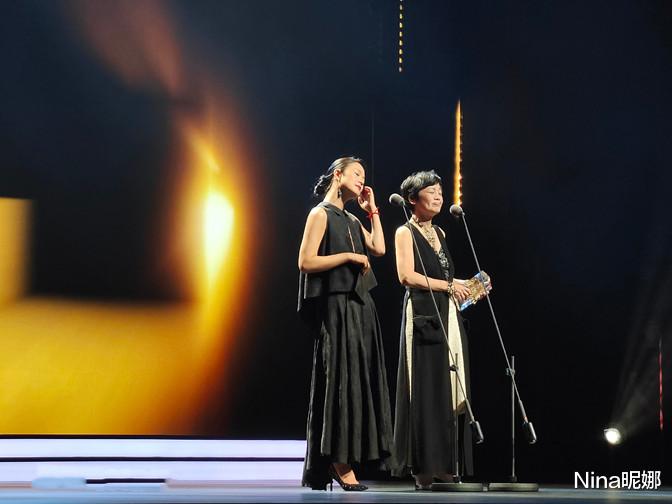 Nina昵娜|周韵罕见撇下姜文走红毯，穿小黑裙天然头额骨美翻，姜文眼光真毒