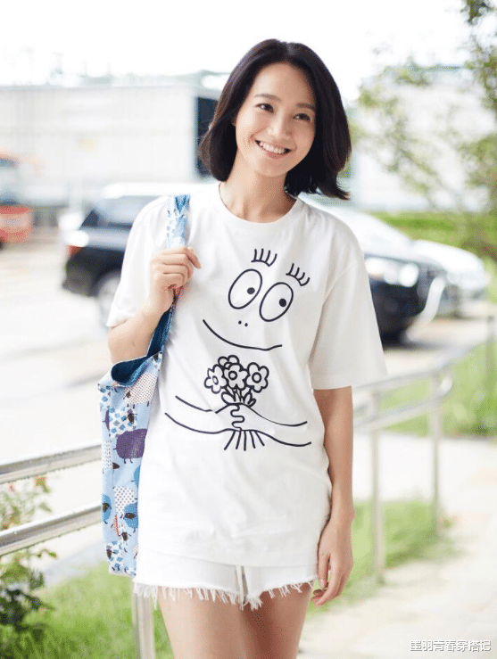 墨羽青春穿搭记|朱丹重拾舞台光芒，一袭香槟金长裙亮相，当了妈妈更加温柔大气