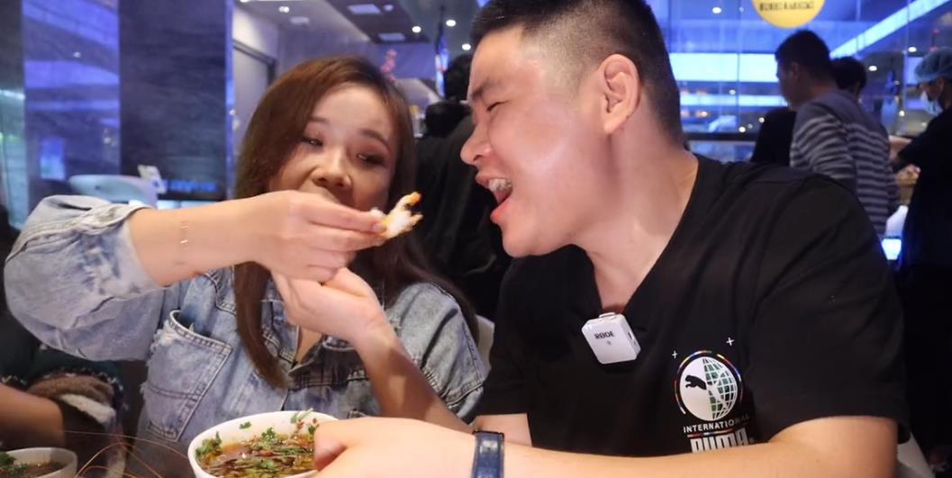 |又一陈世美！百万粉网红抛弃糟糠之妻，和现任小女友公开秀恩爱