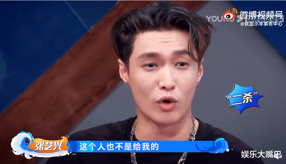 张艺兴|《街舞4》张艺兴为了瞒着新队长“节目套路”，开启战术性喝水