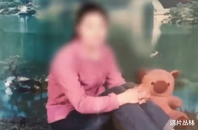 农民工娶漂亮女大学生,生下双胞胎后突然疯掉,岳父:早劝你不听