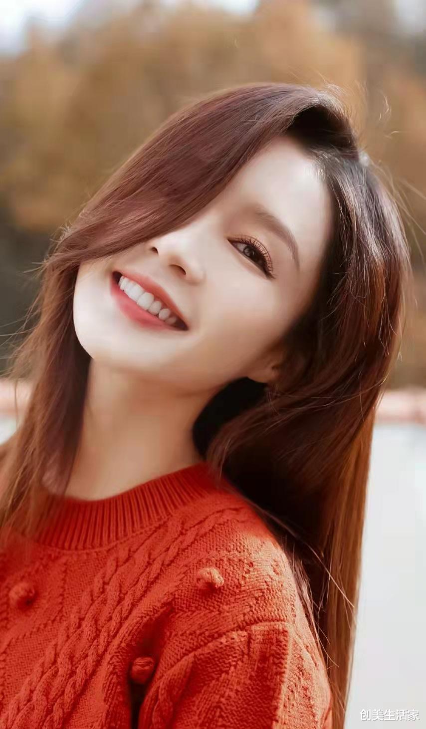 陈乔恩|李沁留披肩长直发穿红色毛衣，天台随拍享受冬日暖阳的氛围感