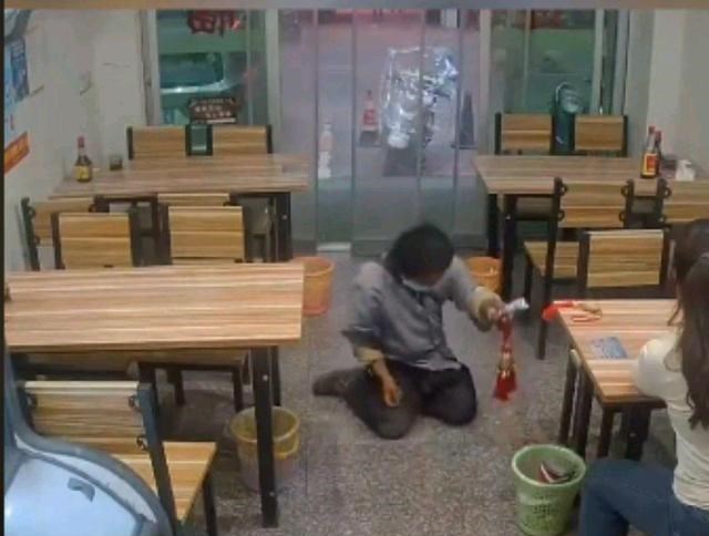 福建泉州一男子来到店铺直接下跪,姐姐买一个吧,才10元钱