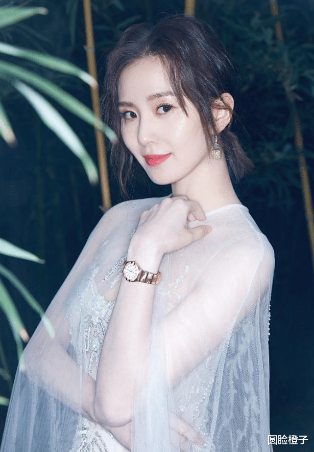 刘诗诗|刘诗诗披风裙成经典,一身纯白大气又温婉,盘正条顺气质太好了