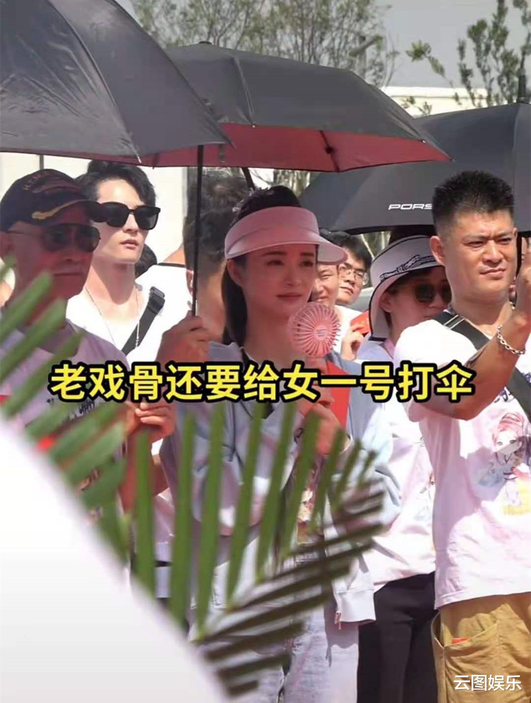 梅长苏|22岁偶像女星架子大？热天穿外套出席活动，要74岁老戏骨给她打伞
