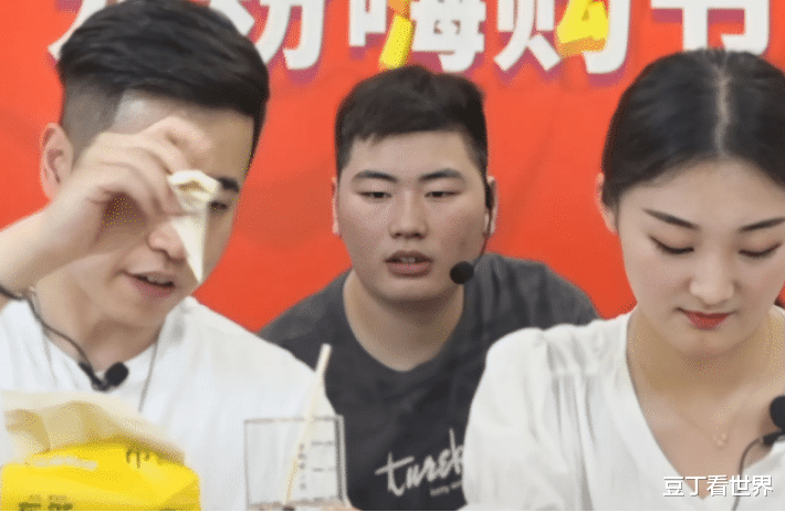 朱单伟|大衣哥儿媳和帅主播直播，朱单伟坐身后成摆设，真面目终于曝光！