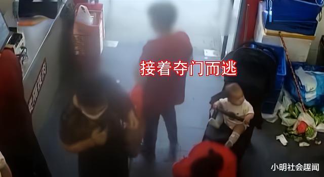 6旬老人在超市抢走婴儿金手镯,本人:我拿回家给自己孙子戴