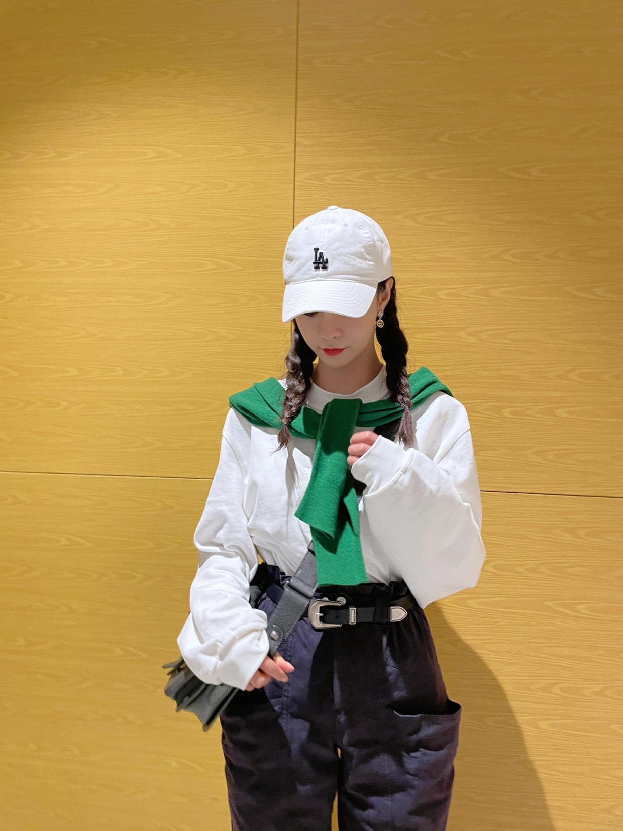 何有强|沈梦辰又引领时尚了，白色上衣配藏青色长裤减龄俏皮，活泼时髦