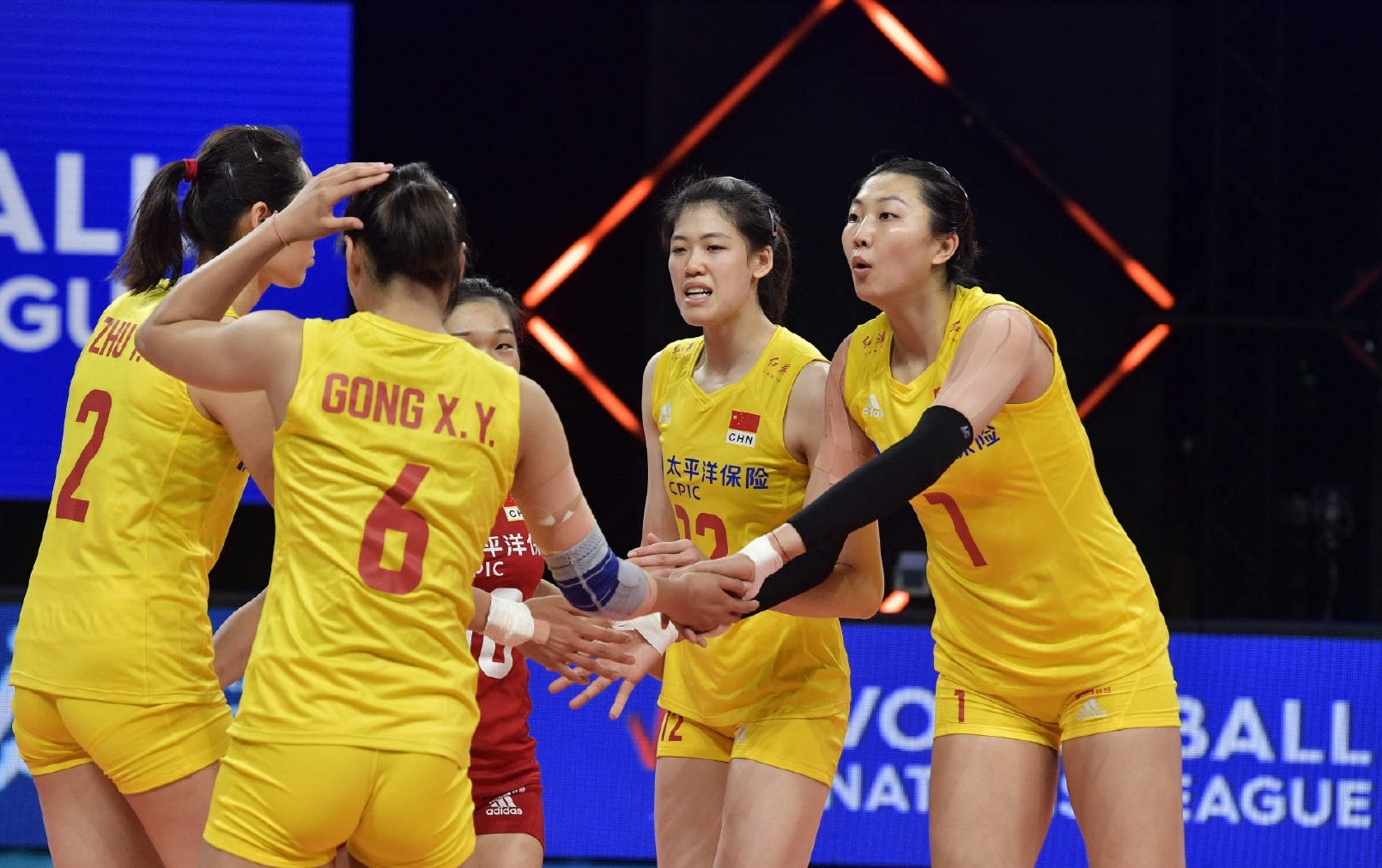 朱婷|中国女排横扫荷兰：四人得分上双，朱婷两节打卡下班