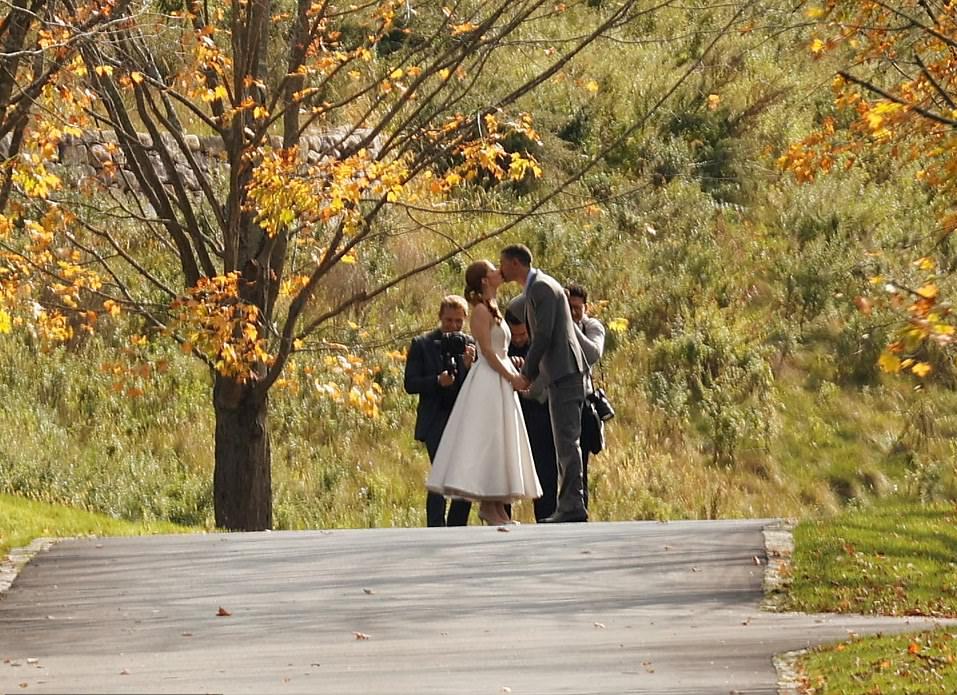 詹妮弗|比尔盖茨女儿婚礼彩排！他和前妻梅琳达同框不尴尬，新娘穿挂脖白裙太美