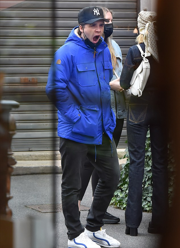 刘昊然|贝嫂大儿子和未婚妻闪耀纪梵希大秀！他傻呵呵笑，妮可拉冷酷到底