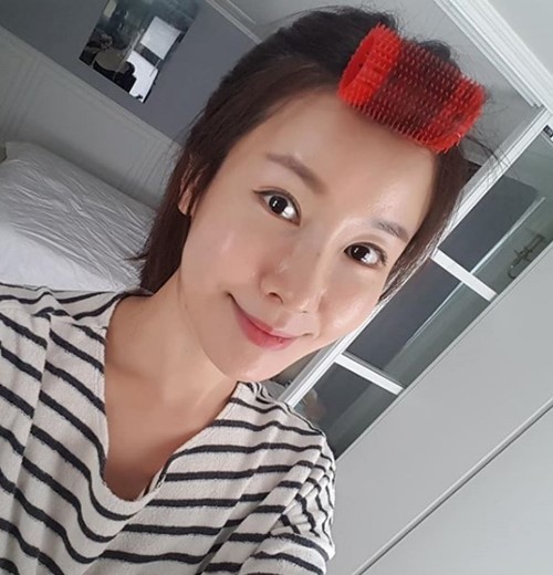 李泰兰|李泰兰遛狗晒修长美腿 贵妇生活引发网友热议 婚后幸福外貌回春