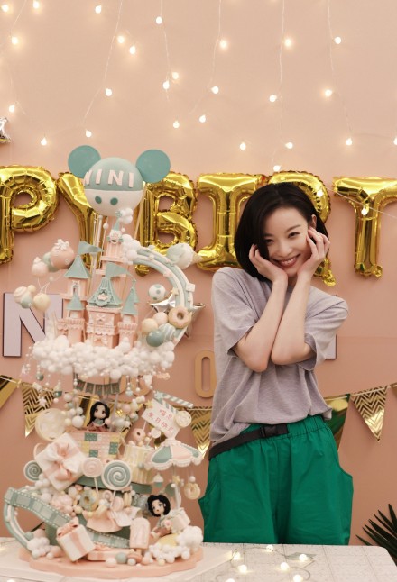 周润发|38岁佟丽娅与33岁倪妮，状态绝美，少女感十足，谁更胜一筹，引网友热议