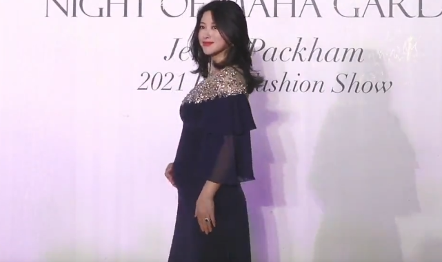 全球时尚风行|朱珠升级当妈真有福气！女儿首曝光颜值不俗，高鼻梁俩梨涡好精致