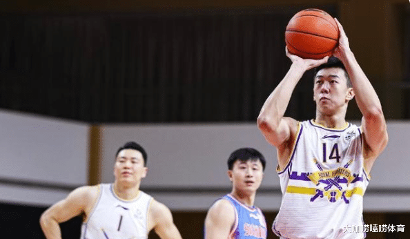 韓德君|CBA上演斷子絕孫腳！韓德君捂褲襠怒砸地板，一聲慘叫嚇壞楊鳴