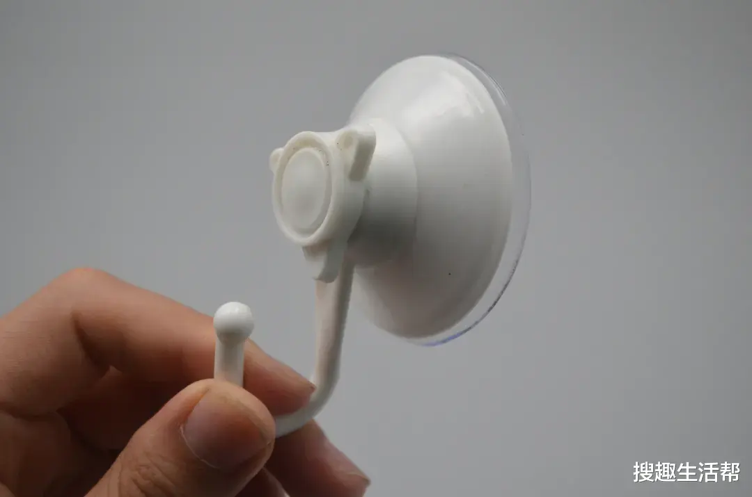 吸盘挂钩吸不住吗？教你一个小窍门，挂几十斤都很牢固，涨知识了