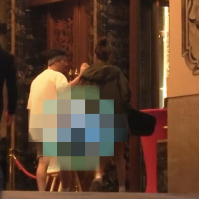 王思聪|王思聪现身餐厅，同行仨妹子统一穿女高中生制服，这是办校园主题派对？