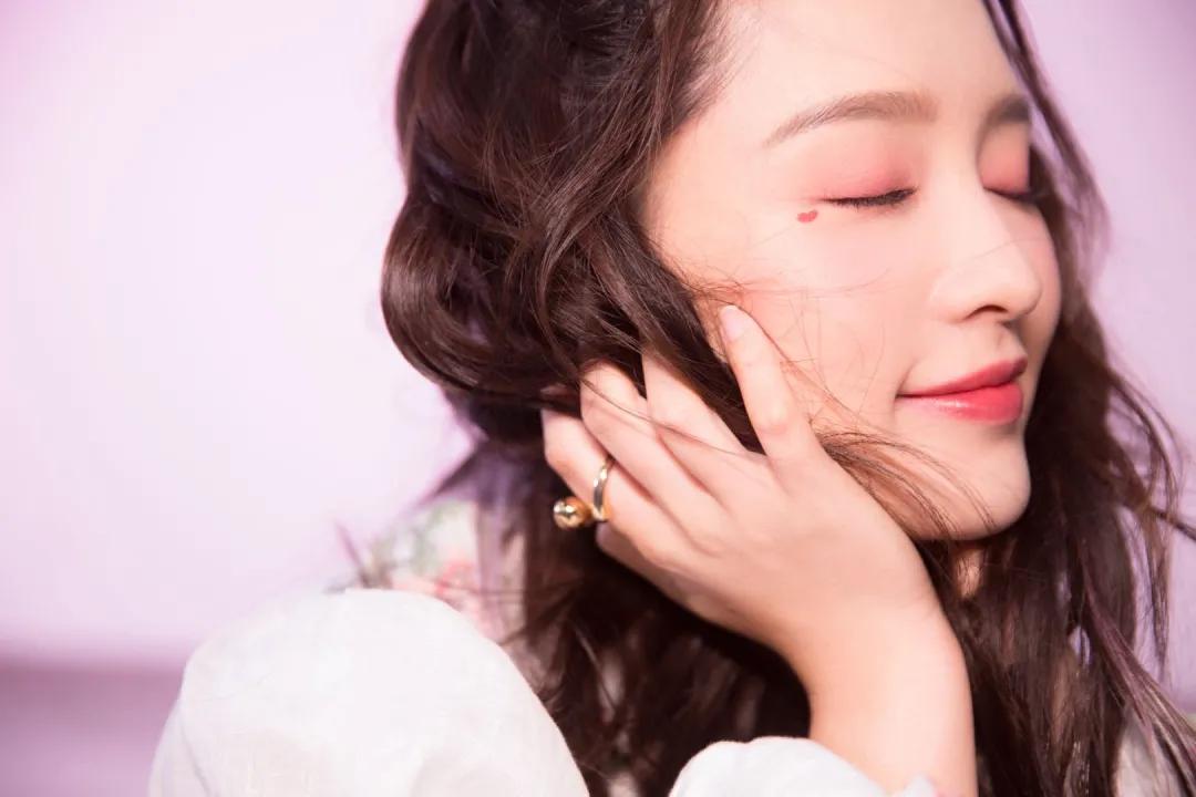 腮红|喝了假酒的Jennie竟穿肚兜上台?讲真,有被她的屁桃红炸到