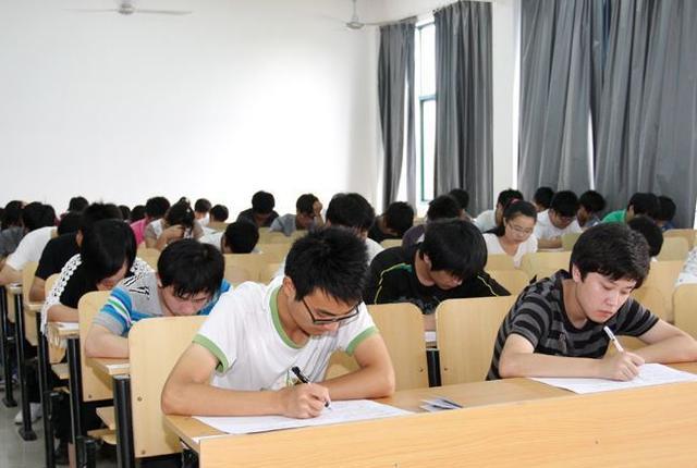 美丽|男大学生在宿舍学习，健壮的“上半身”却突然走红，你心动了吗