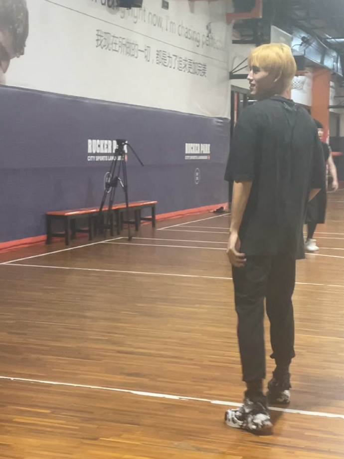 肖战|非法获取并售卖明星航班信息的人被抓，疑似是肖战、王嘉尔的粉丝