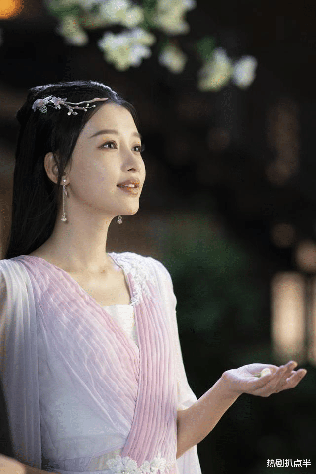 郝蕾|“微笑唇女星”0演技？有人面瘫吓人，有人却成个人特色？