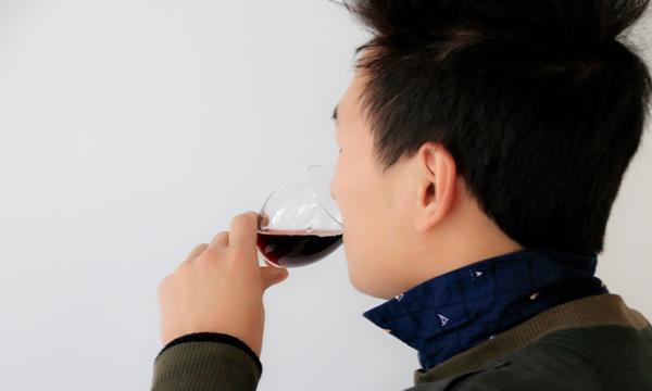 健身教练Paull|啤酒和白酒，喝哪个更容易发胖？每天喝多少比较合理？医生给标准