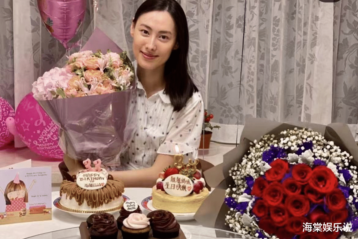 梁洛施|梁洛施11月17日出席首映会，33岁生3娃却瘦骨嶙峋，锥子脸太吸睛