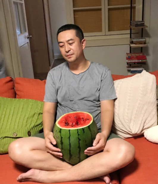 十万个家居为什么|张嘉译晒出自己的豪宅，院子还养了田园犬，别墅住出农家房的感觉