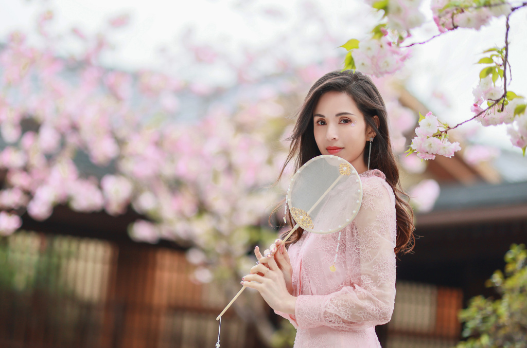 粉色|54岁李若彤气质和身材绝了！身穿粉色套装高挑纤瘦，美出了新高度