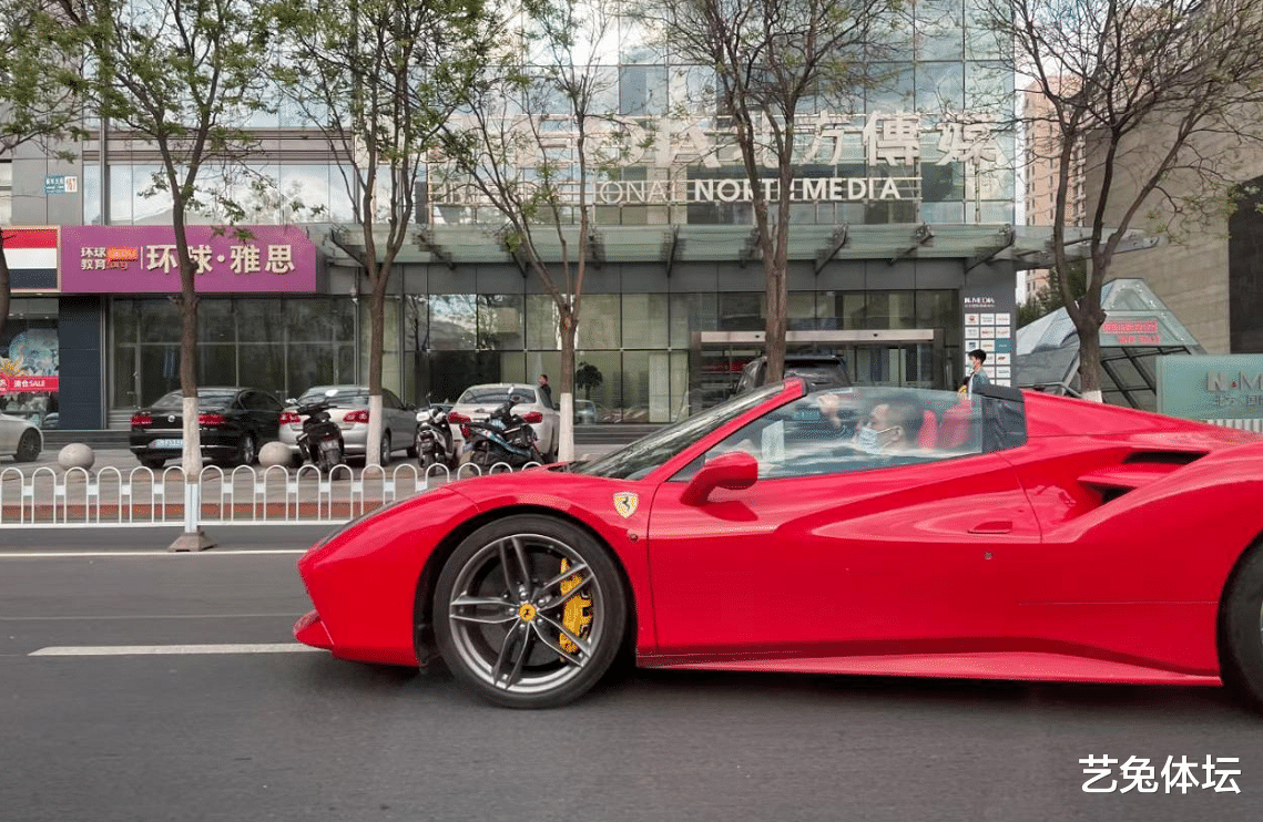 湖人队|被央视二次点名批评后,郭艾伦首次现身,试驾500万豪车