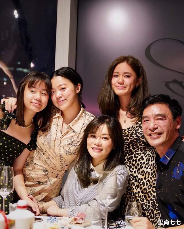 章小蕙|钟镇涛一家五口罕同框，章小蕙女儿五官太像妈，颜值碾压范姜女儿