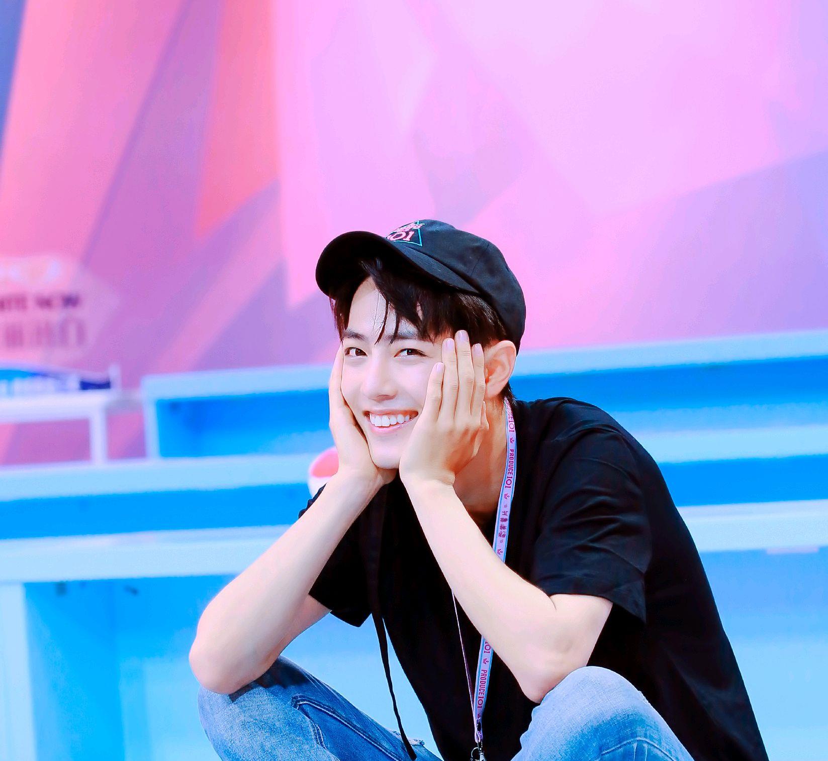 操场|《人民资讯》宣布肖战登上杂志，黑白两种风格，肖战“很真”