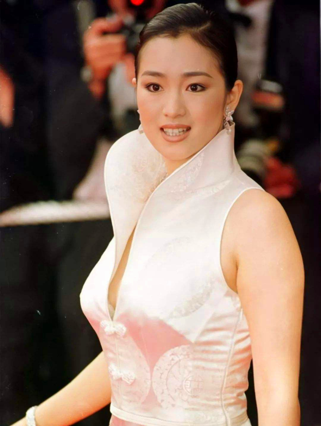 莫妮卡·贝鲁奇|莫妮卡·贝鲁奇和巩俐：有大地女神般的美感，穿白衬衣就美得惊人。