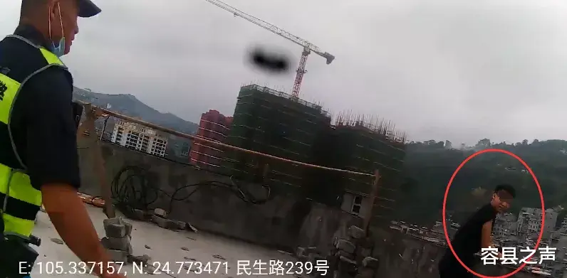 容县之声 广西两学生楼顶围墙外拉扯,理由竟是想“吹吹风”