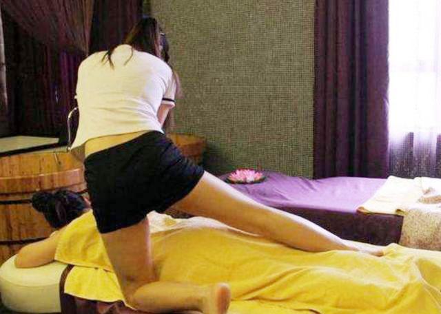 痴情小伙下跪向女技师求爱,被拒后自扇耳光:不介意你的工作