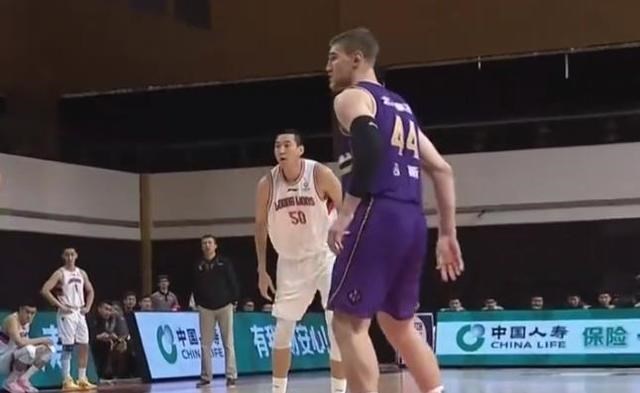 肖翻天和同学们 哈斯首战对老东家，郭士强安排双塔迎战，李春江观战，儿子成奇兵