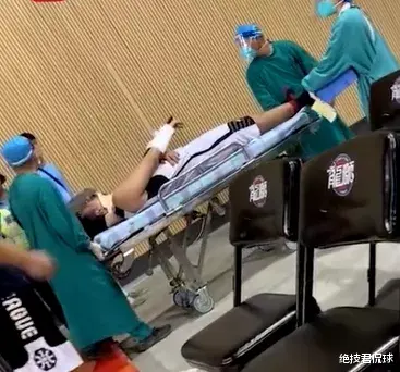 |赛后疯狂群殴！他直接被担架抬走