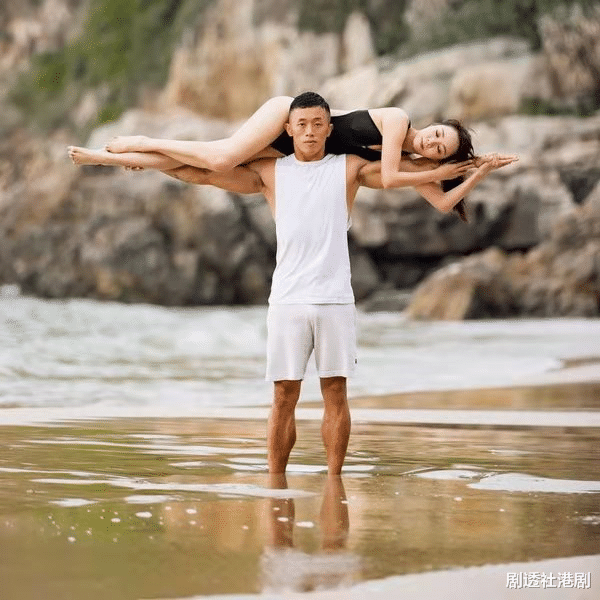 厲害！44歲香港大富豪舊愛駐顏有術，與“小鮮肉”石灘玩雙人瑜伽絕技-圖5