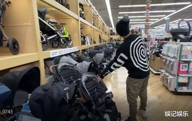 张恒|张恒傲娇晒娃截屏曝光，给好友看宝宝爬行的可爱模样，父爱爆棚