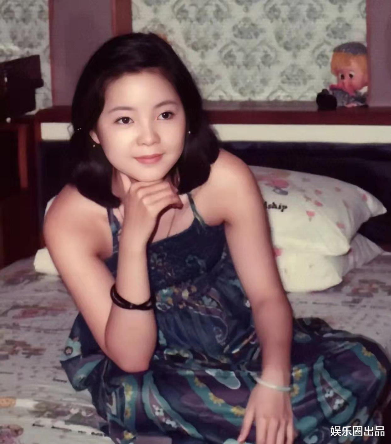 邓丽君|邓丽君生前旧照火了，穿吊带装坐在床上拍照，1小时阅读量破400万