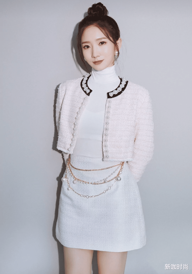 新咖时尚|汪峰大女儿颜值“逆袭”，穿小吊带留披肩发，“女团气质”满分！
