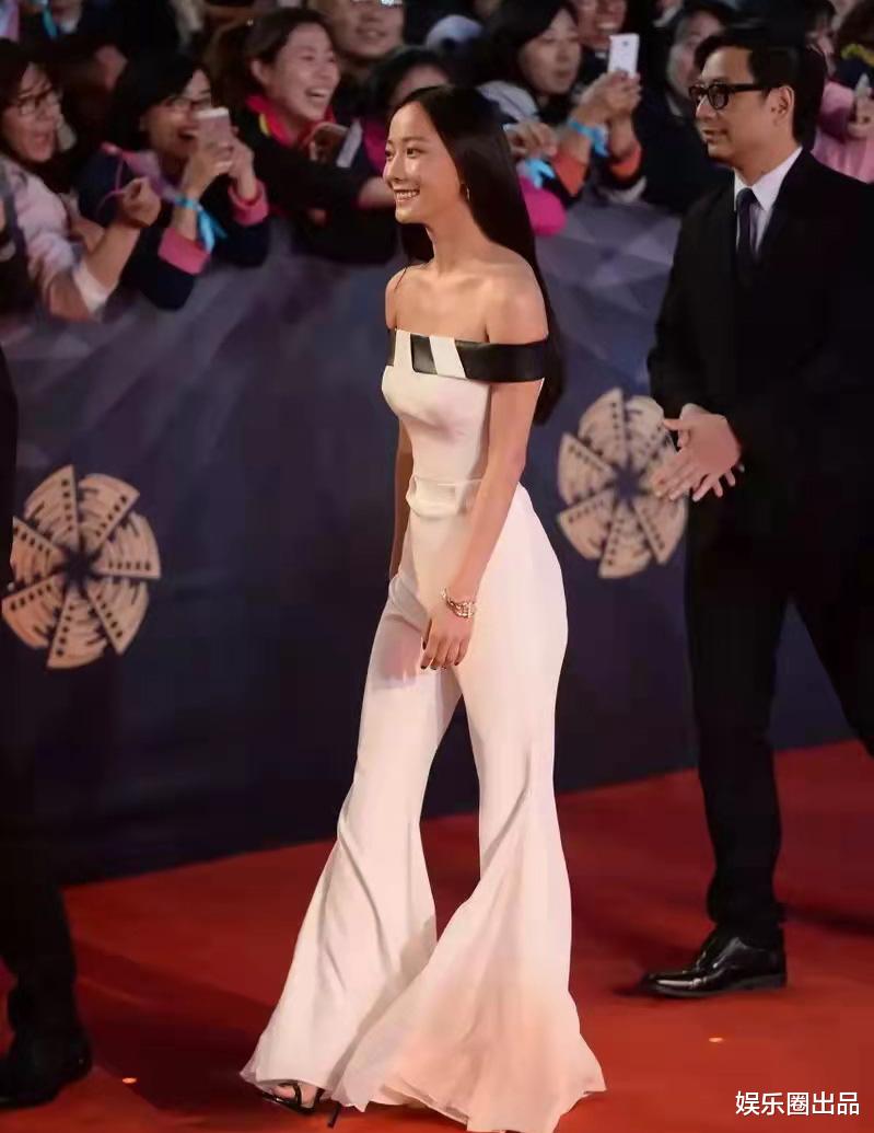 王珞丹|王珞丹早期走红毯照曝光，穿一字肩留黑长直，形象反差太大被热议