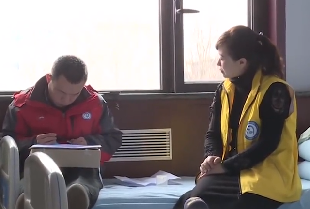蓦然一牟 大学生儿子失踪几年，突然出现在救助站，父母再见他时已经是傻子