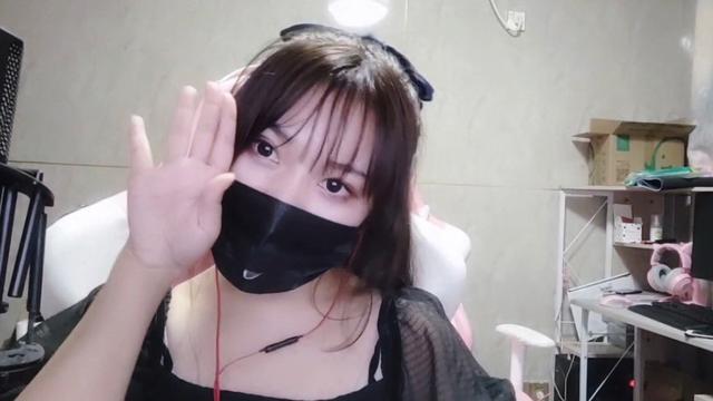 樱桃如水水|小团团直播换露肩衣服，大秀S型身材，粉丝得寸进尺：有黑丝吗？