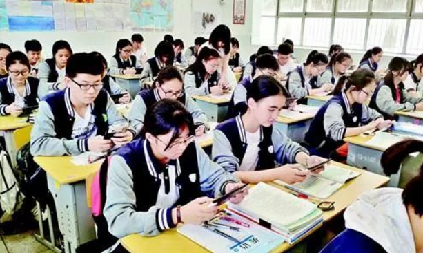 大树说教育|2000元“天价校服”引热议，穿6个月就褪色，学校的回应让人心寒