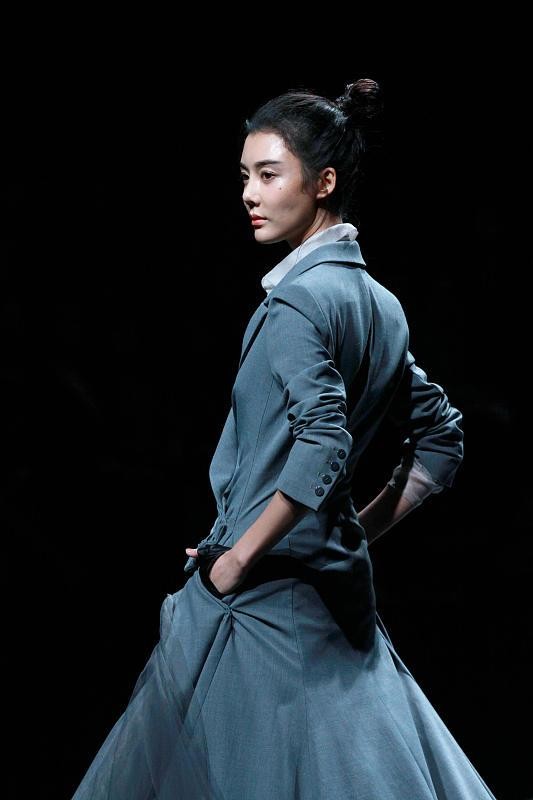 哈里森·福特|车晓穿西装更好看，大气还有女人味，纤瘦的身材藏不住