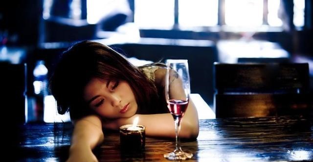 依科育儿吧|女儿第一次去外省求学，警察父亲给其10条安全警示，条条都是重点