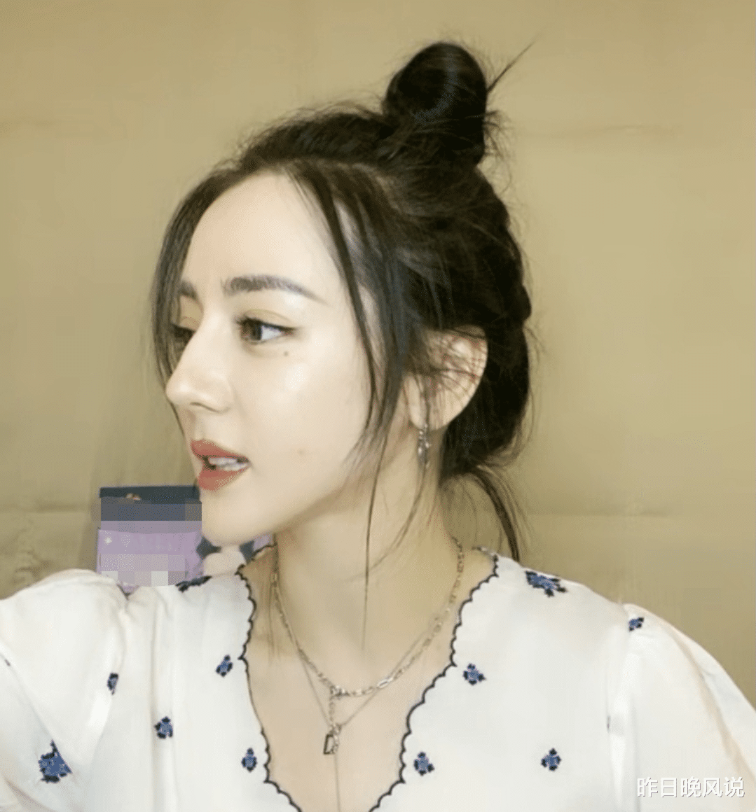 迪丽热巴|迪丽热巴变吃货主播，和粉丝互动声音甜美，长脸型却影响整体美感