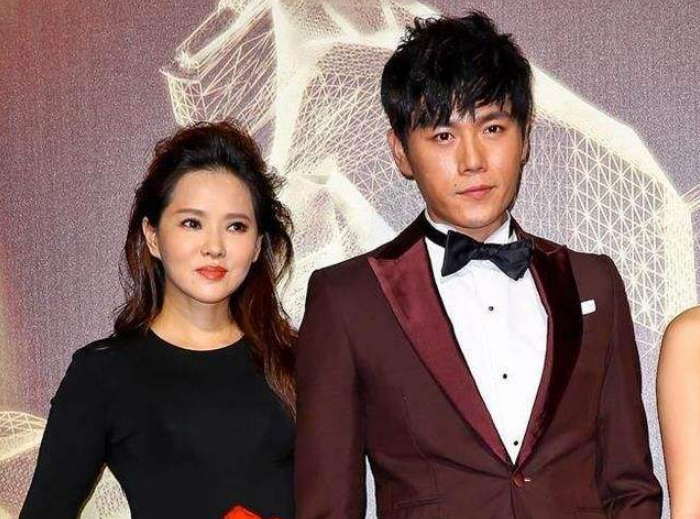 伊能静|53岁伊能静素颜出镜，皮肤白皙紧致，状态良好承认割过眼皮