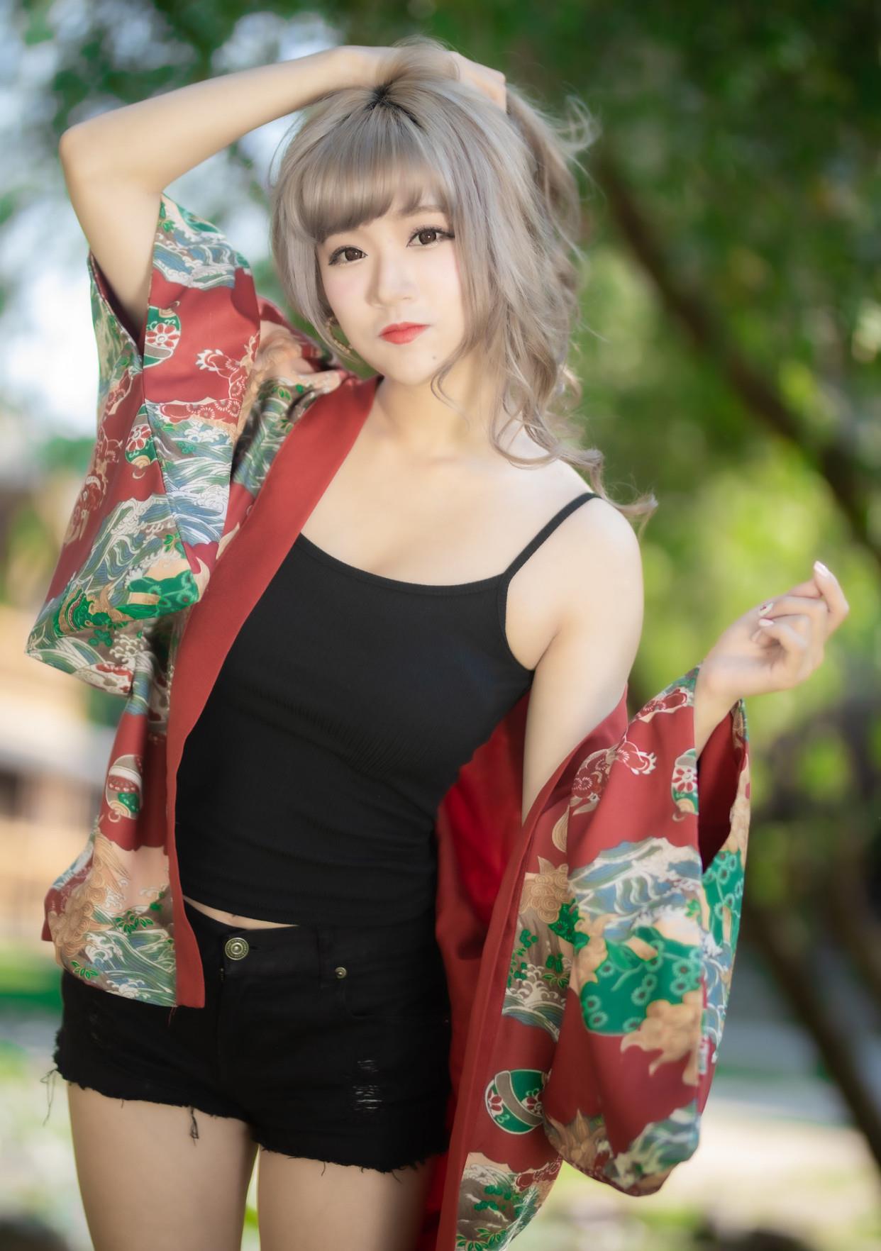 百里守刖|黑色配红色,既能当防晒衫也能穿出时尚感,美美哒永不过时